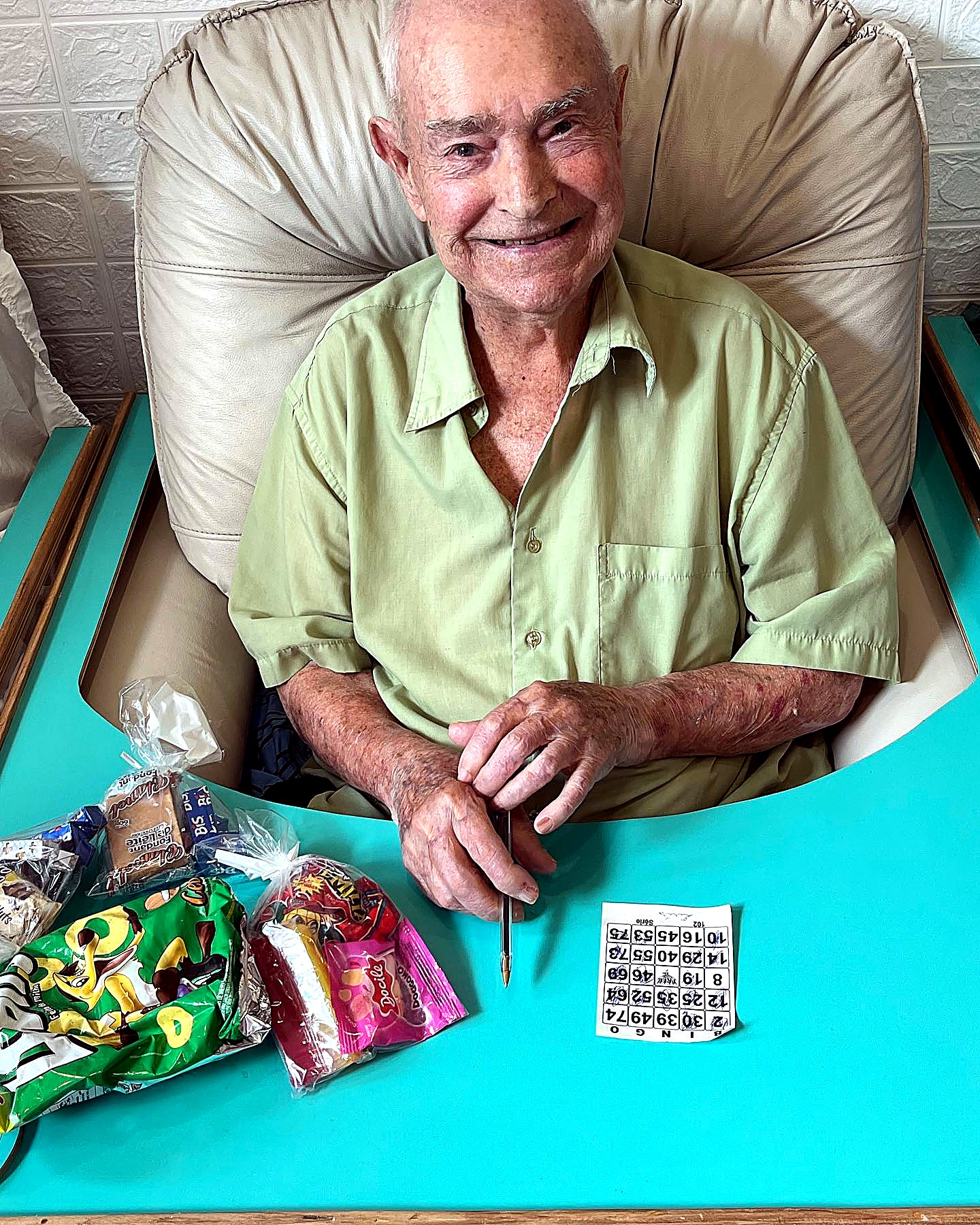 Residente sorrindo durante uma partida de bingo