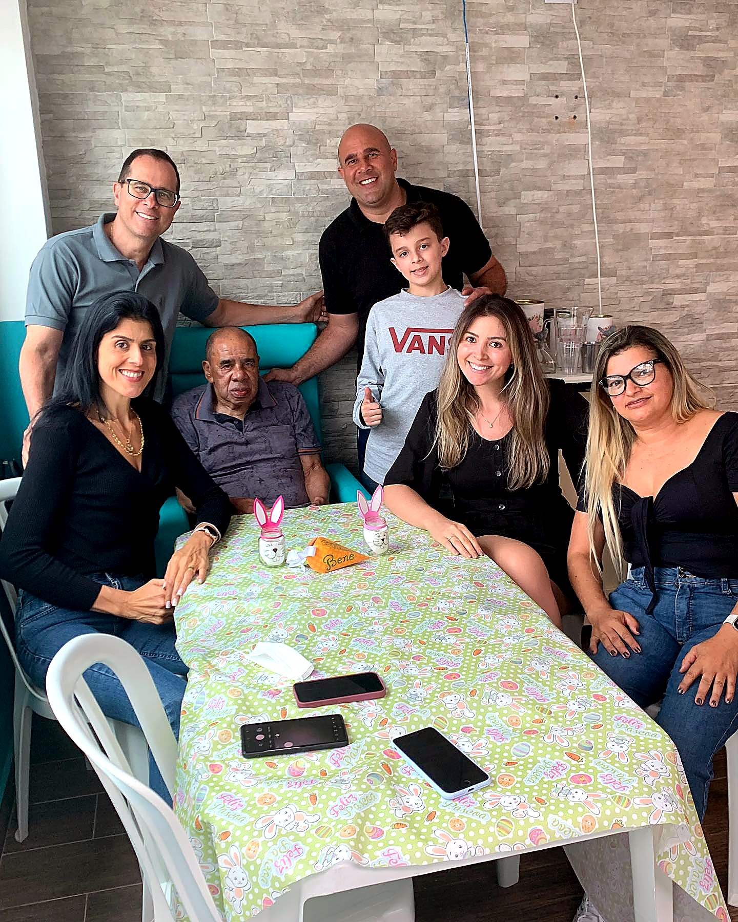 Família reunida com um residente na Páscoa