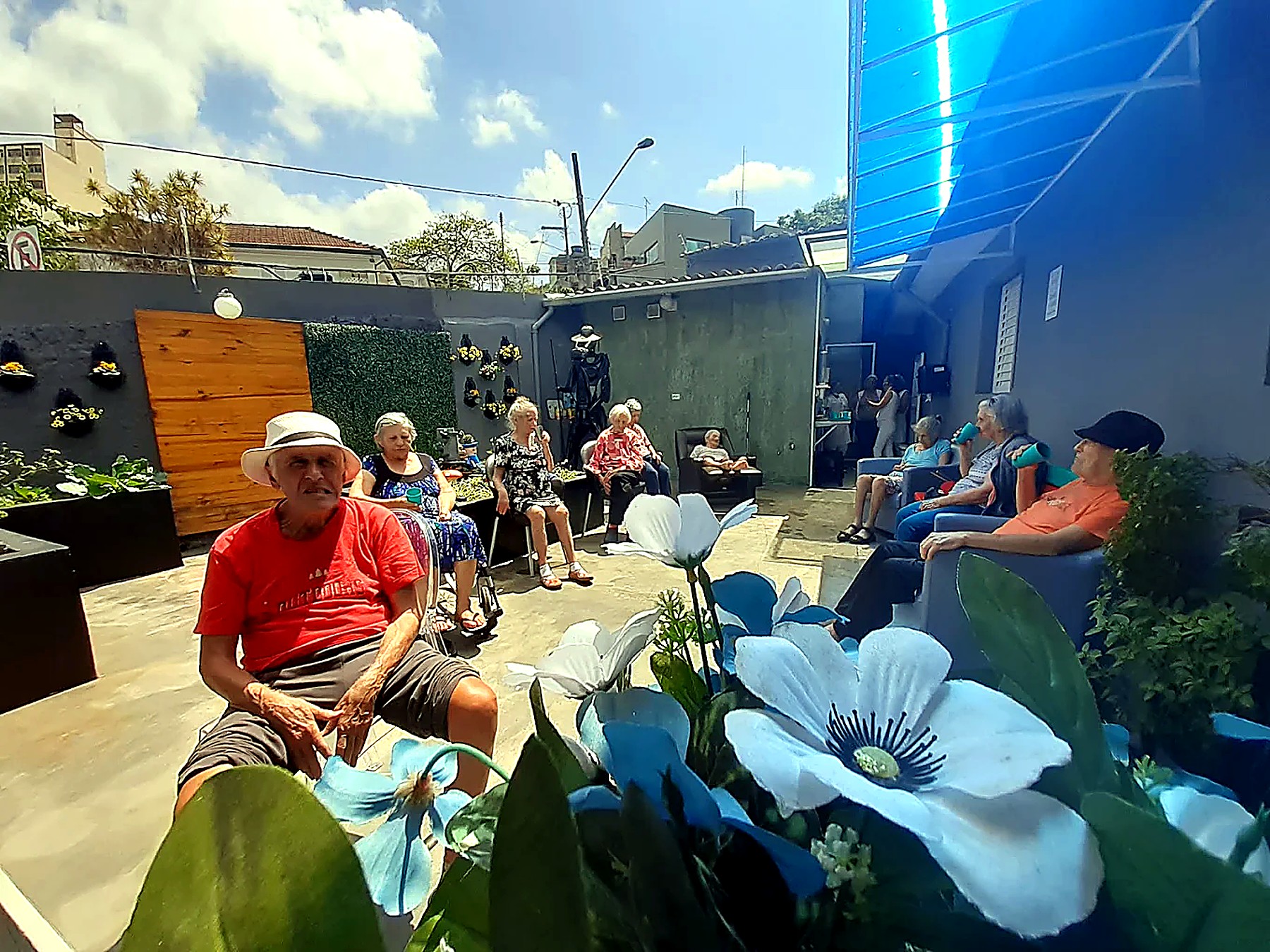 Residentes reunidos na área de convívio